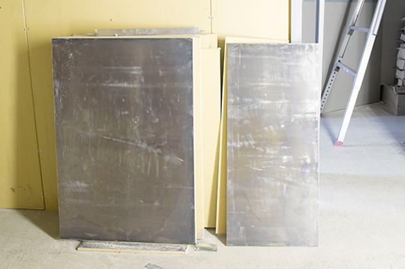 鉛が貼ったボードはレントゲン室等で壁・天井・床材として使用される