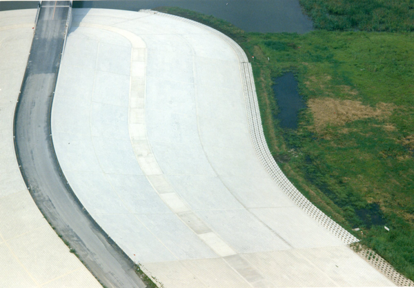 貯水池中堤護岸