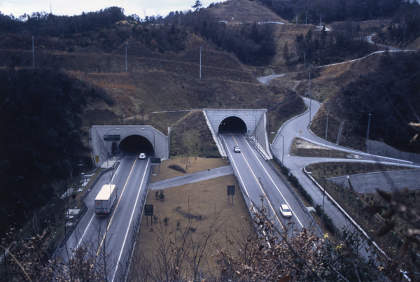 山陽自動車道入野トンネル東