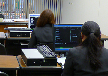 事務系は当社の基幹システムについて、パソコンを見ながら基礎実習を受けます。