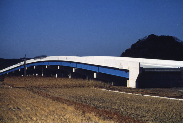 Sàn cầu vượt qua đường sắt Uchibou