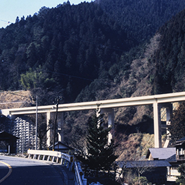 Cầu vượt Kamihagiwara của đường cao tốc Chugoku