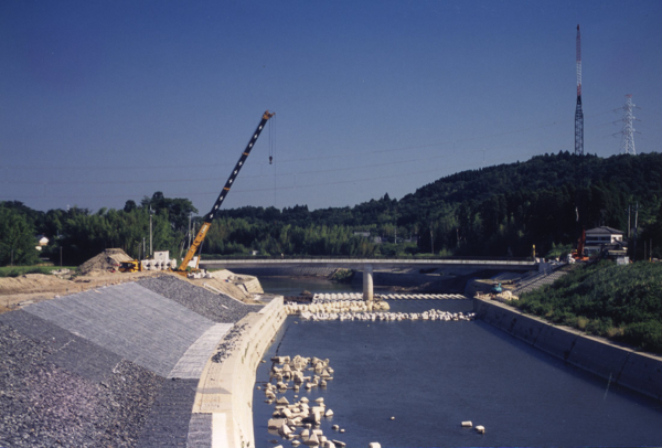 Xây dựng khẩn cấp kè ngăn sông của TP thuộc tỉnh lẻ (Sông Yoro)