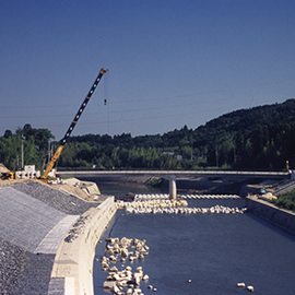 Xây dựng khẩn cấp kè ngăn sông của TP thuộc tỉnh lẻ (Sông Yoro)